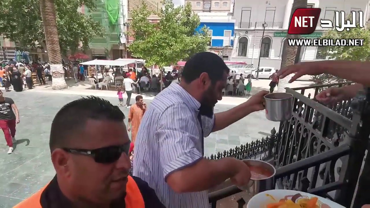 سيدي بلعباس: شباب متطوع يقوم باعداد وتقديم وجبة الكسكسي لفائدة المتظاهرين