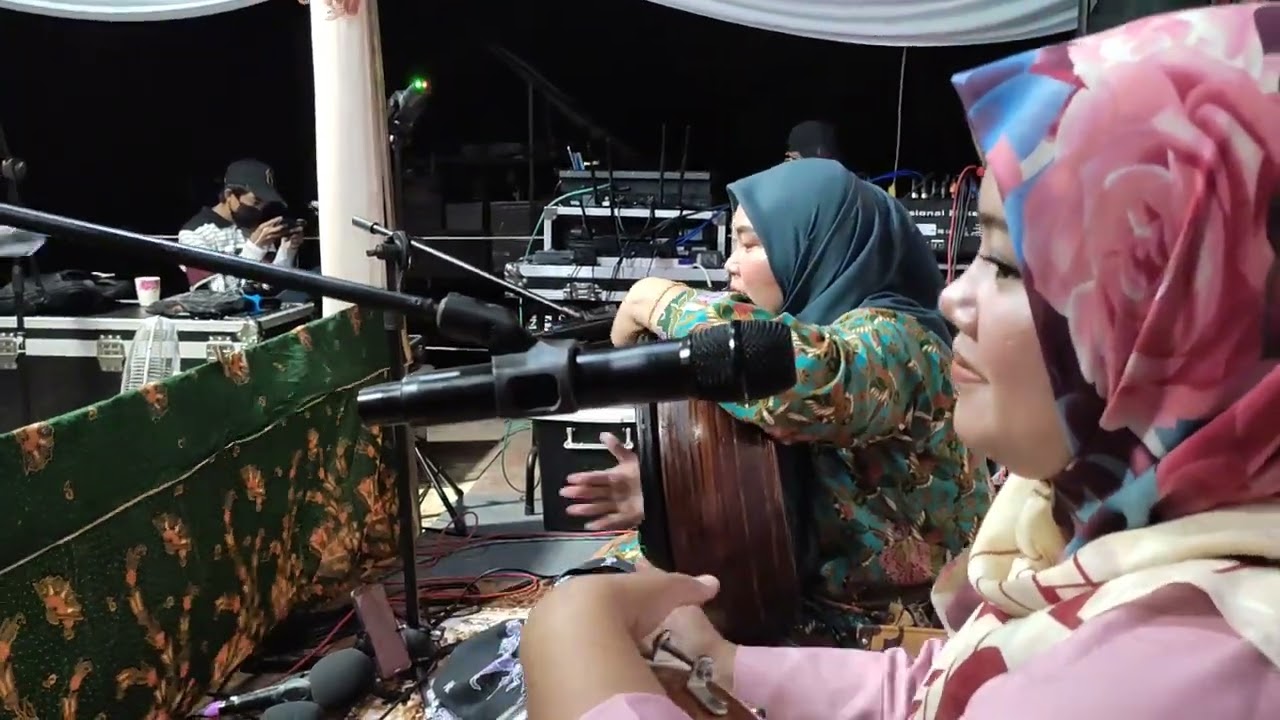 Dyg ema dan Dyg suhana turun bertandak bersama bergendang @ bermukun dyg Nabilah dan dyg atikah.