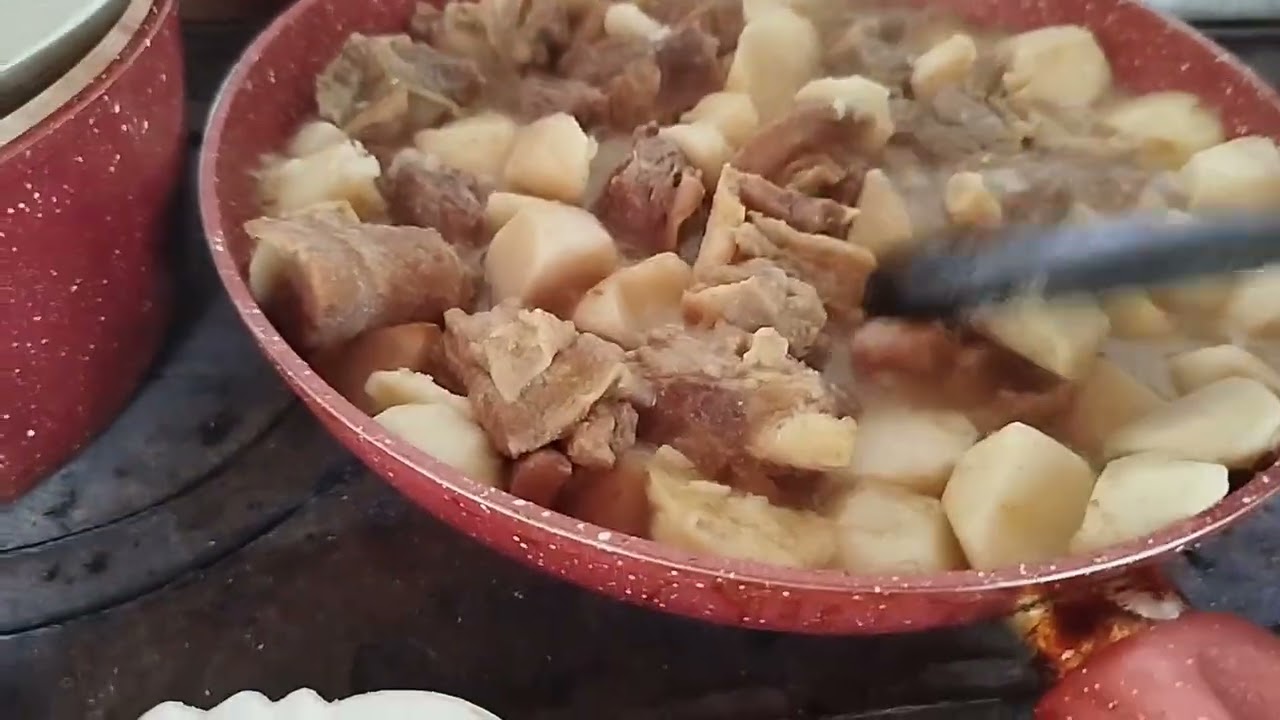 Almoço feito no fogão a lenha, aqui na chácara.