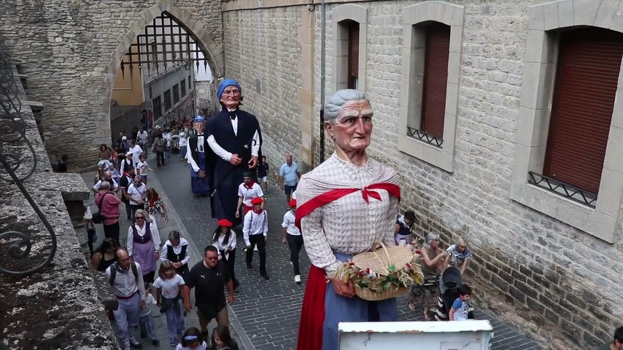Kalejira de la Comparsa de Gigantes y Cabezudos de Vitoria - Gasteiz