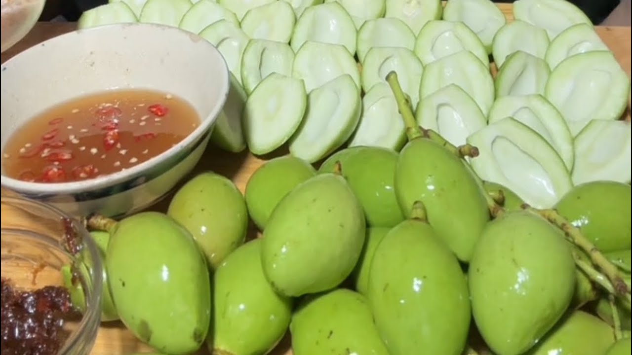 Quá đã với mâm xoài non ￼ chấm mắm ruốc .