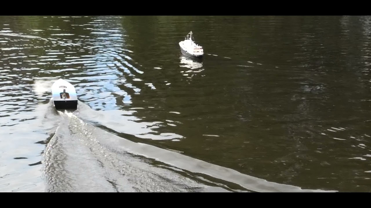 Awesome RC steam fast boat tears up the pond