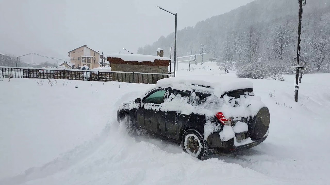 Toyota rav 4 in deep snow