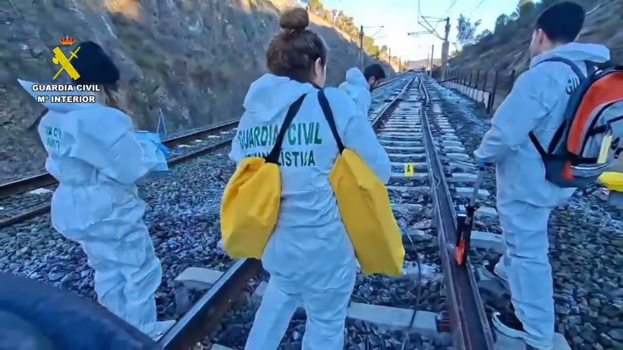 El Equipo Central de Inspecciones Oculares de la Guardia Civil inspecciona la zona en Adamuz