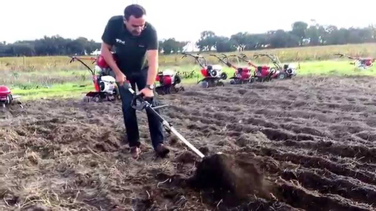 Ro&ccedil;adora multifun&ccedil;&otilde;es Honda UMC 435 com cultivador aplicado.