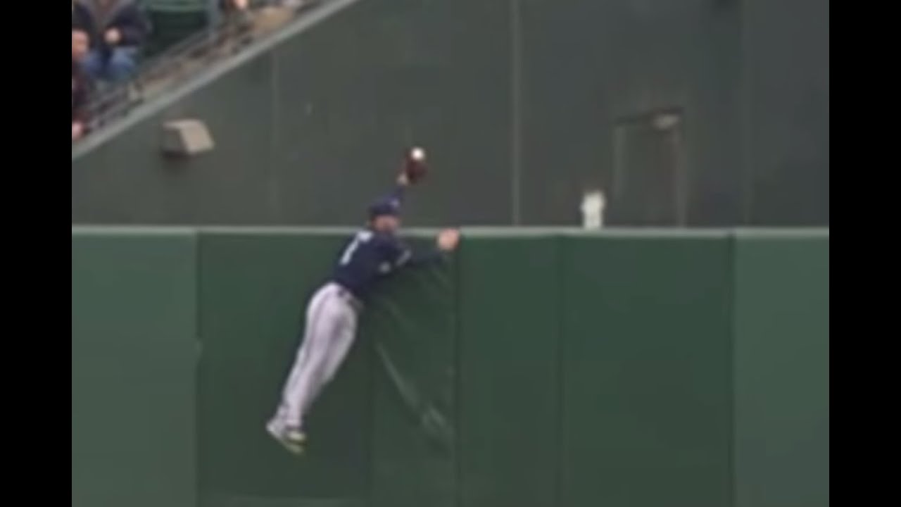 Ryan Braun Robs Cody Ross of a Home Run (9/19/10)