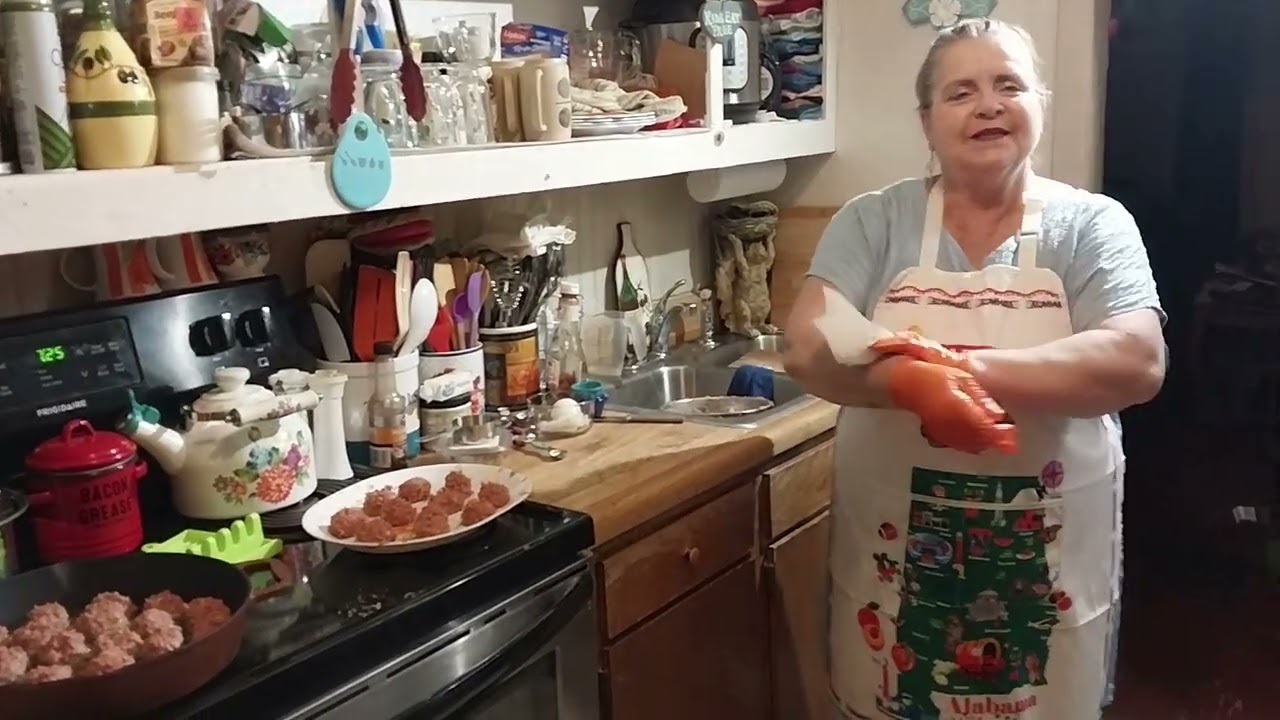 Appalachian cooking with Brenda- old fashioned meetballs & gravy