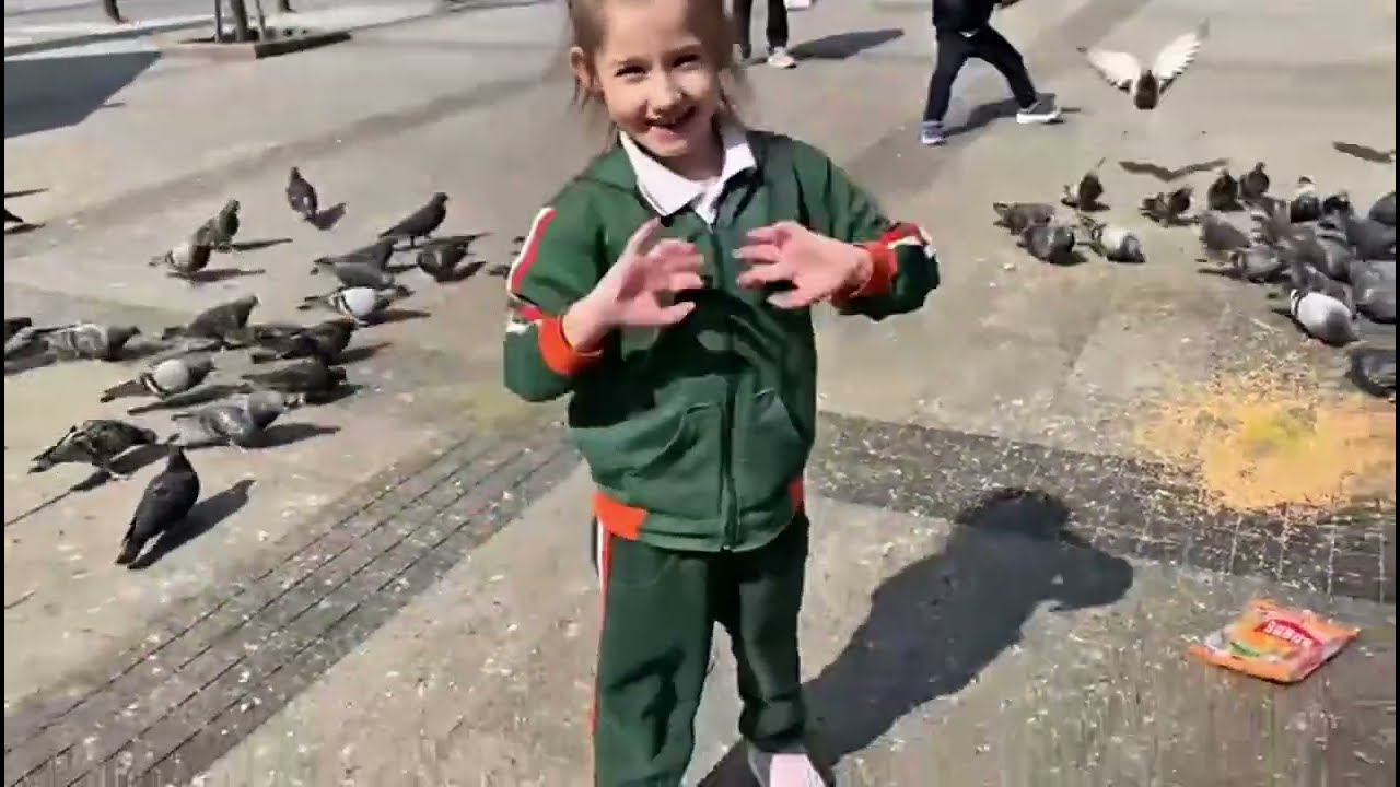 Gökçen Parkta Güvercinleri Besliyor 🕊️ | Çok Eğlenceli Anlar!