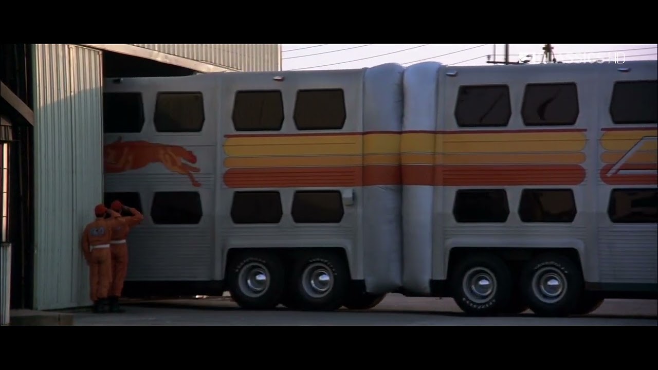 The Big Bus (Die haarstr&auml;ubende Reise in einem verr&uuml;ckten Bus) [1976 Clip]