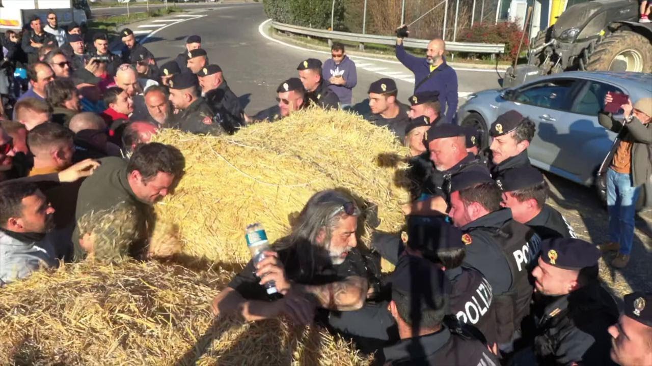 Orte, gli agricoltori cercano di bloccare la strada con le balle di fieno: tensione con la polizia