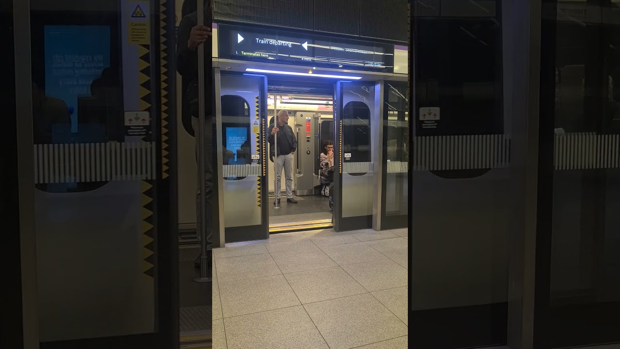 Elizabeth line class 345 doors closing  #railwaycontent #railway #trainspotting #class345