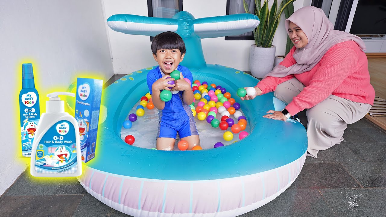 Kyo Mandi di Kolam Air Penuh Bola Warna Warni