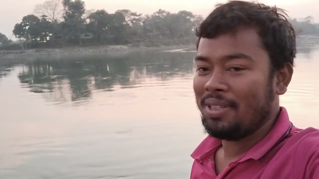 নদীর চরে কলা বাগান পরিচর্যা কাজ ছিল 