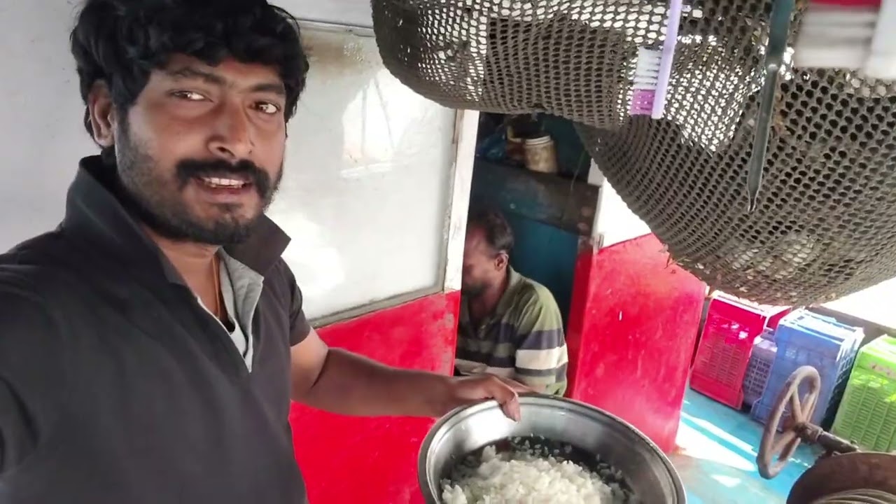 ସମୁଦ୍ର ଭିତରେ ଆଜି କଣ ଖାଇଲୁ 😛 Trawler Boat fishing Life