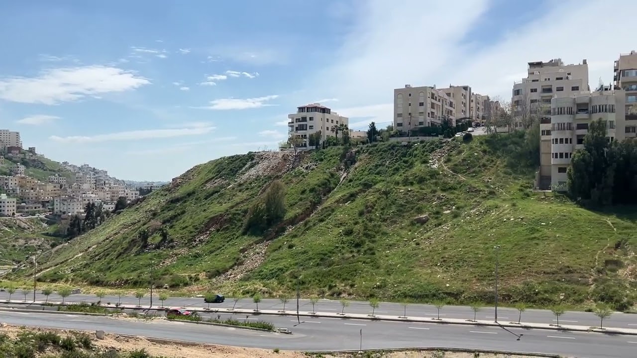 ستمتع بالحياة في أحد أكثر الأحياء أمانًا وهدوءًا، حيث نقدم لك أراضي للبيع في منطقة الكرسي- الاردن