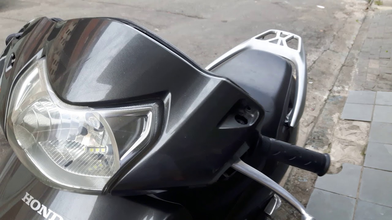 Honda lead, como trocar lampadas do painel, placa e farolete por Led.