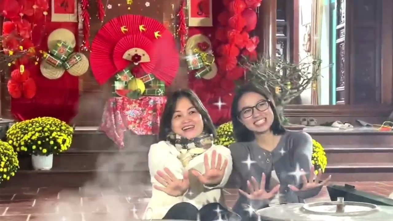 Gói bánh chưng Tết tại quê nhà. Ngày 25 tháng chạp Ất tỵ.