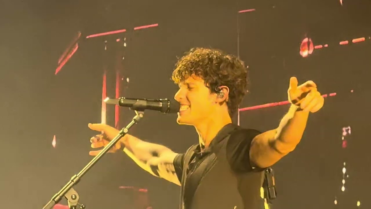 Shawn Mendes - There’s Nothing Holding Me Back live in Boston