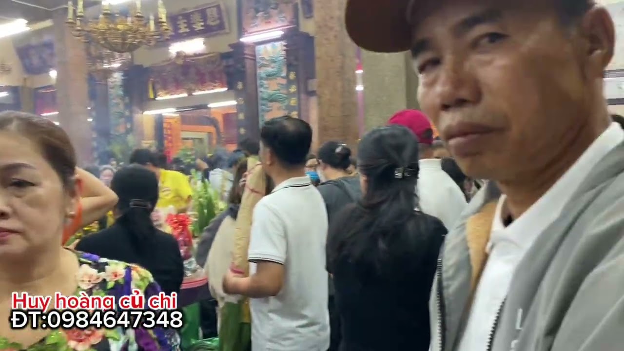 Chùa bà châu đốc sáng ngày 8.3 quá đông một biển người móc túi giặt điện thoại hổn loạn 