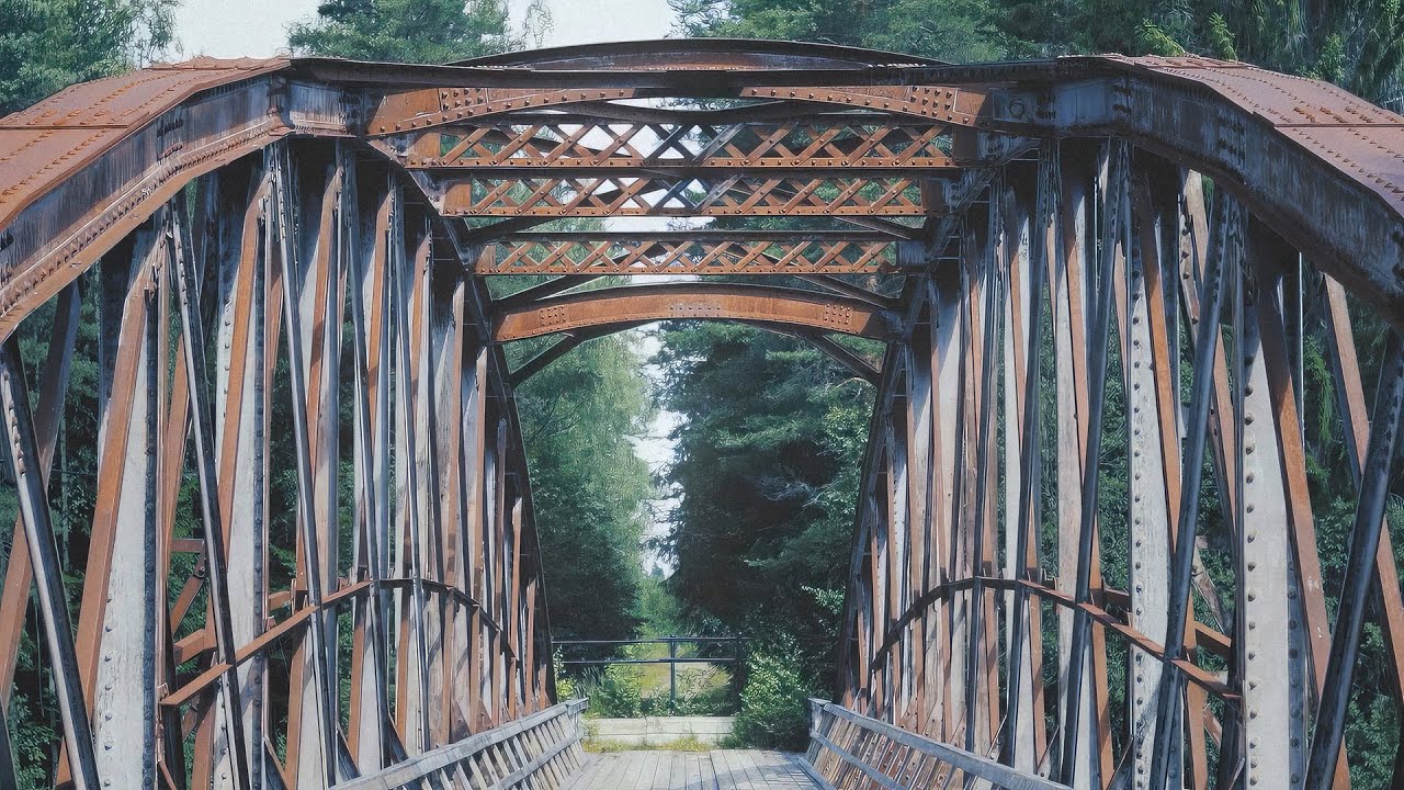 Övergivna broar mitt i skogen