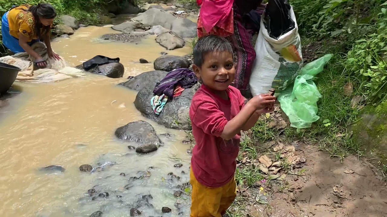 “mujeres lavando ropa y niños jugando en un río sucio” Anibal, el paralítico de Sabalique (No. 4)