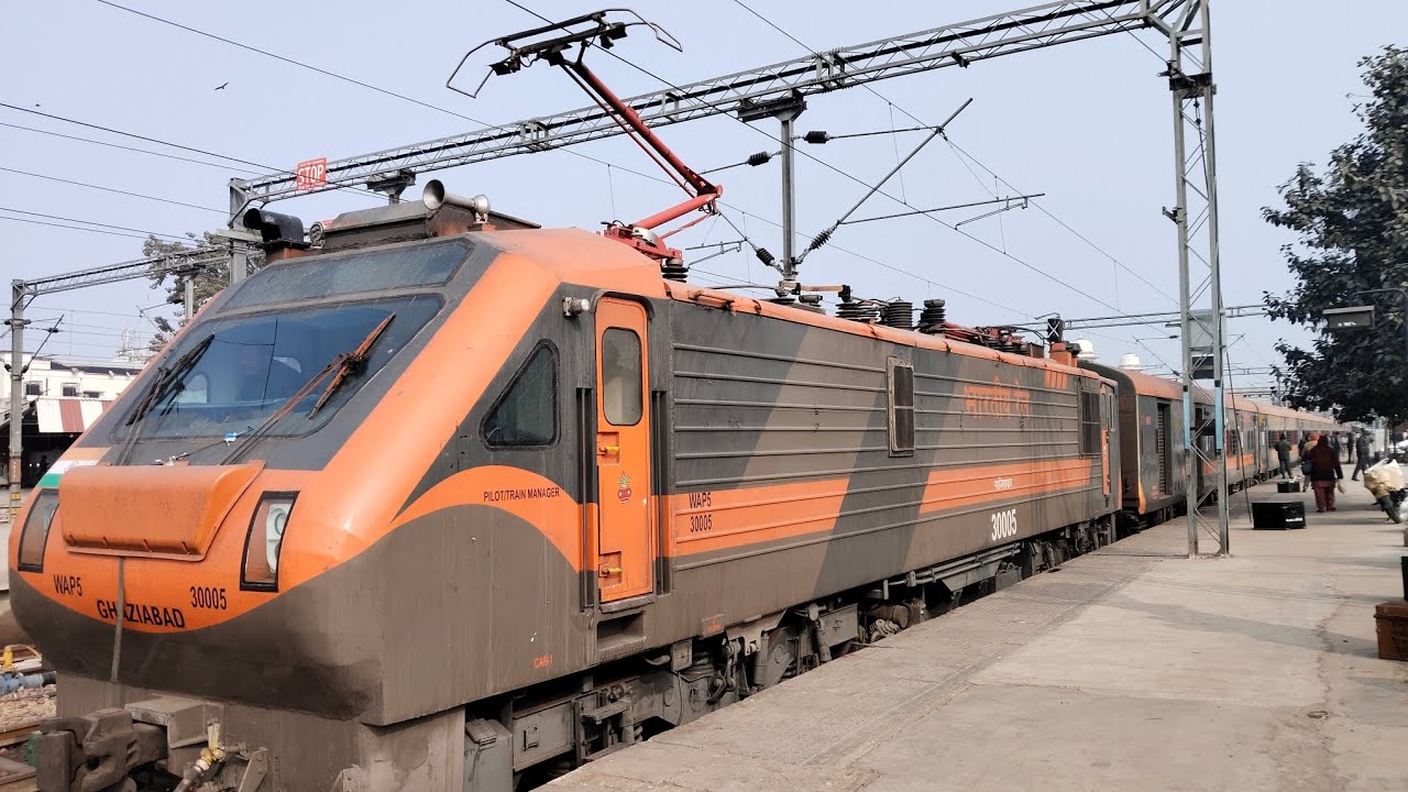 14047 Delhi Sitamarhi Amrit Bharat Express II Departure From Lucknow II Semi High Speed Train #virel