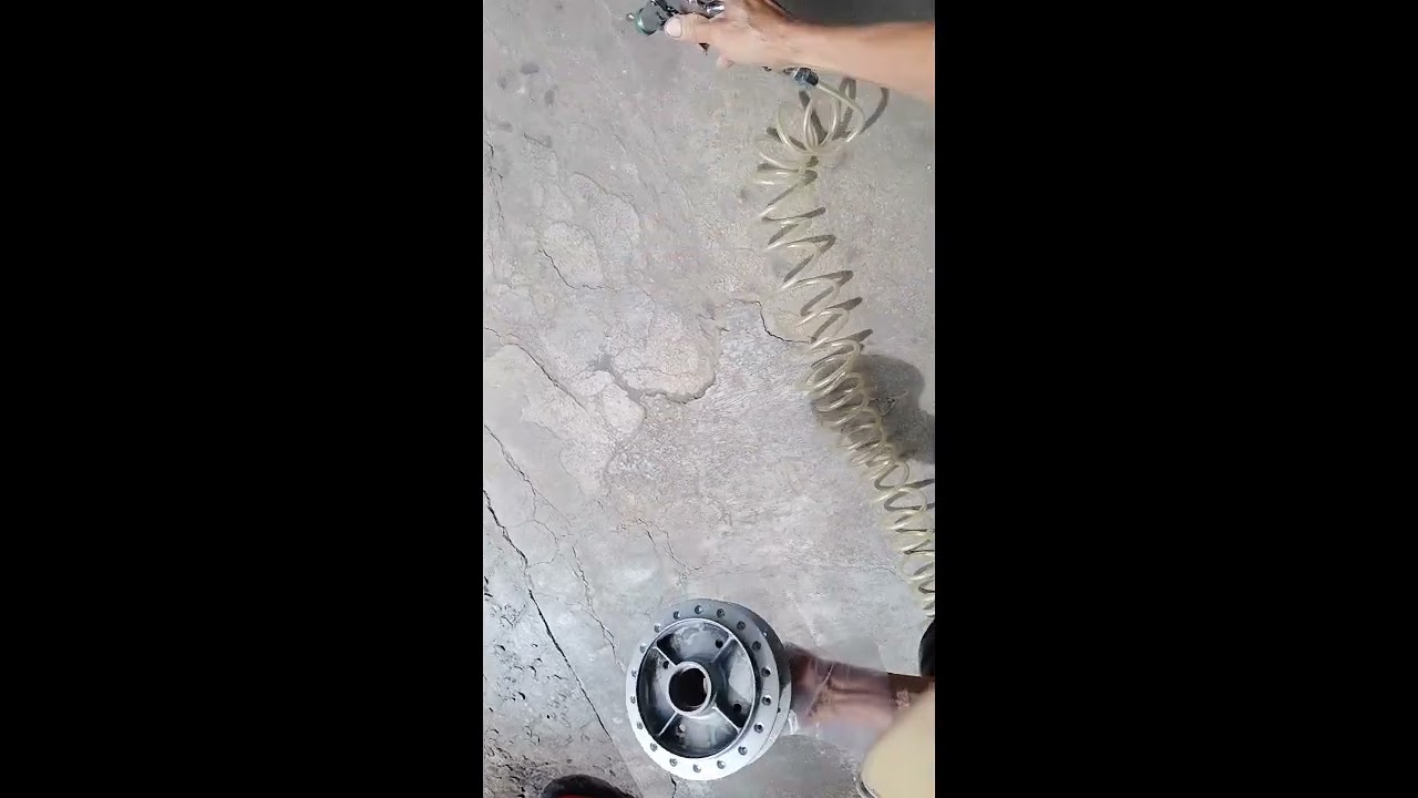 công đoạn sơn màu bạc , làm nhanh kẻo trời mưa 