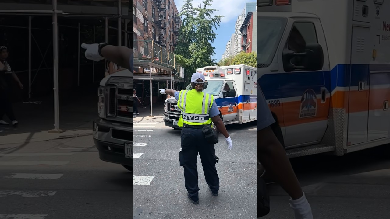 🚨 Great job 👏🏼 NYPD traffic agent makes way for an ambulance
