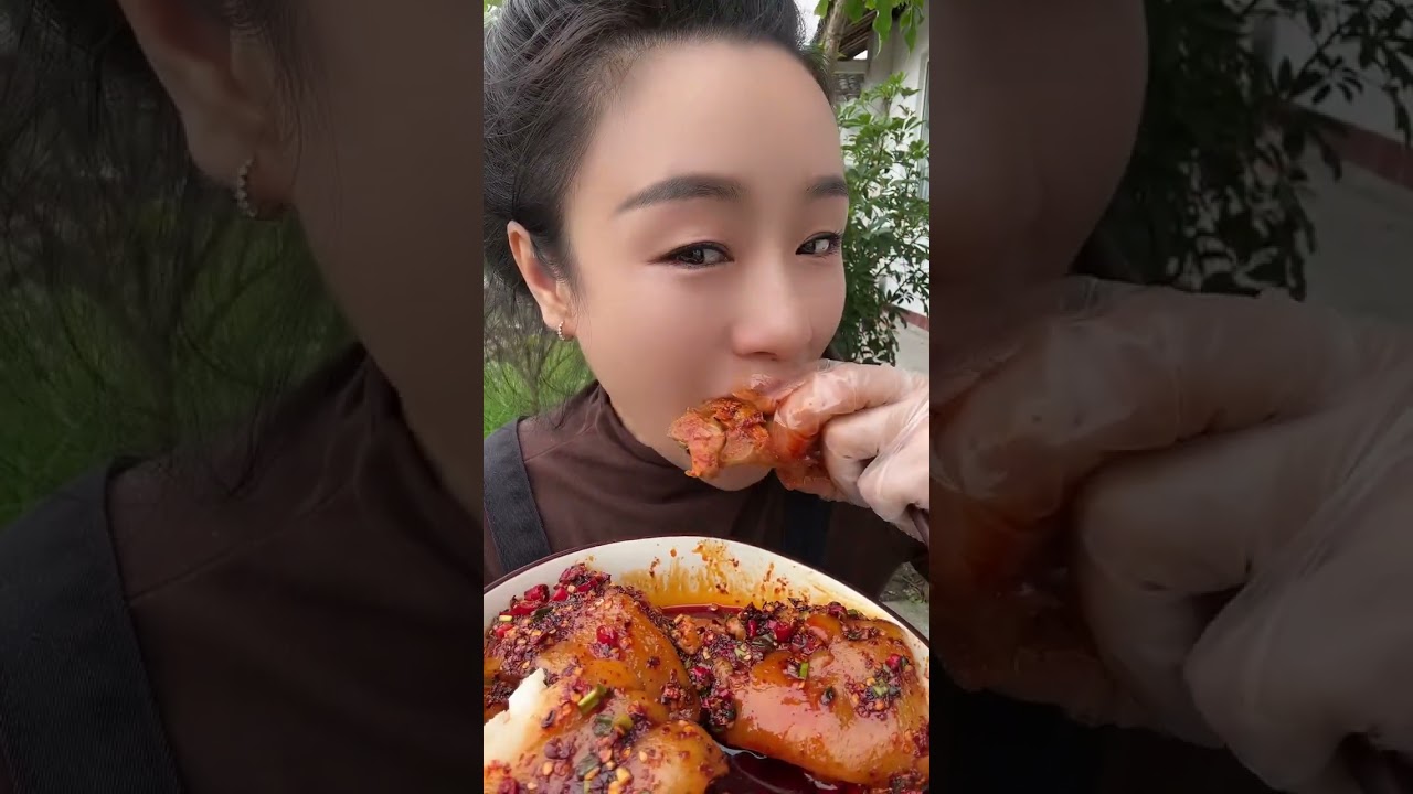 Eat Braised Pig's Feet with Red Chili Sauce