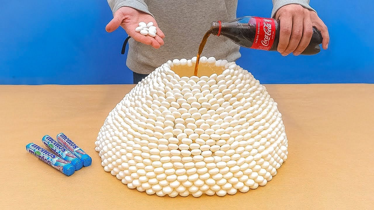 Hice un VOLCÁN GIGANTE de Mentos y Coca-Cola 🤯💥
