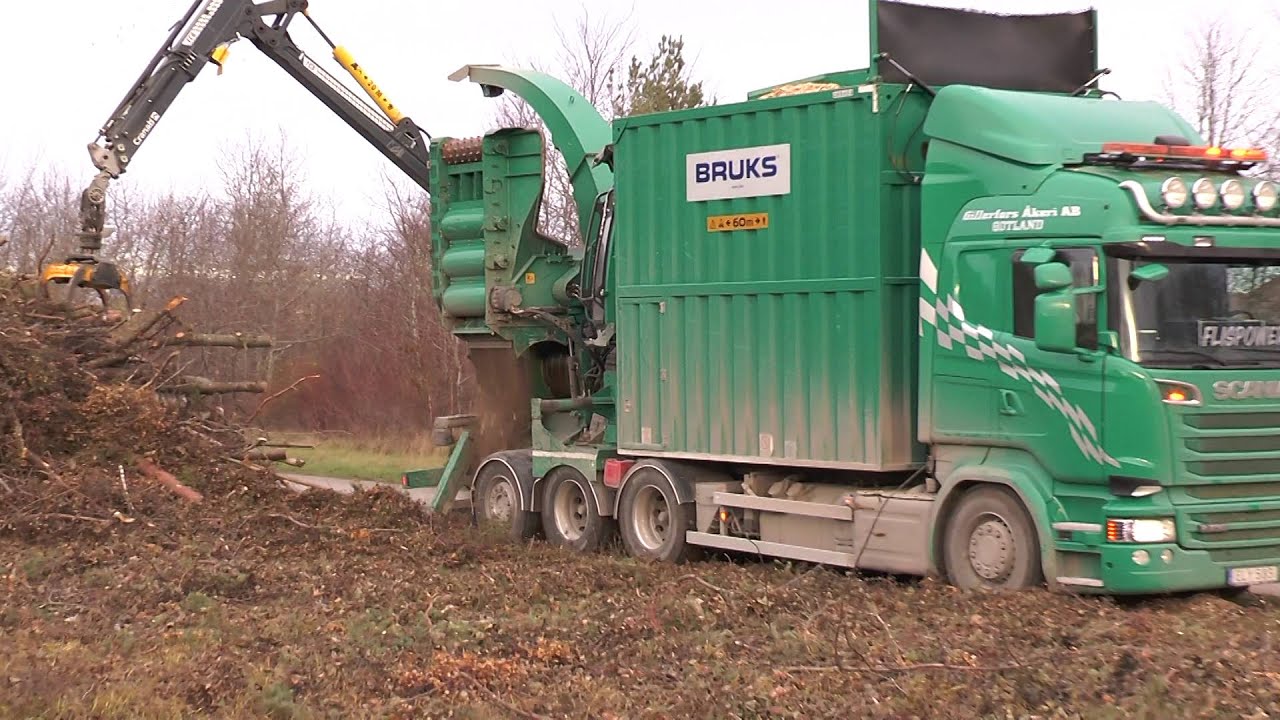 Scania R730 V8 operates a Mill Green chipper to be a heat works outside Visby Dec 2015 Part 2