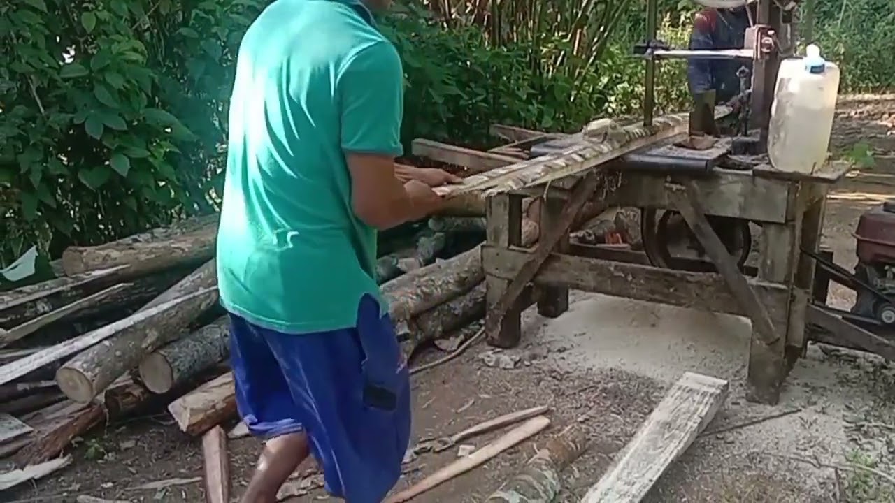memanfaatkan kayu kecil untuk keperluan bahan gubuk sawah #gergajimesin  #bandsawrakitan #bandsawmin