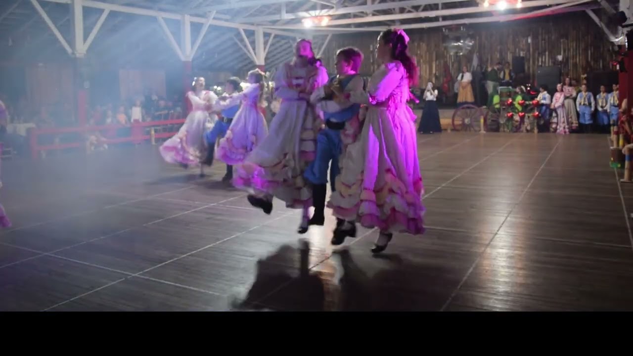 Apresentação da dança Duas Damas na pré estreia das Invernadas 2025