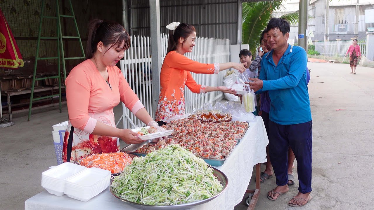Gia Đình Cô Mười Ba Tặng 200 Phần Bánh Củ Cải và Nước Mía cho Bà Con Hồi Hướng Công Đức cho Anh#1774