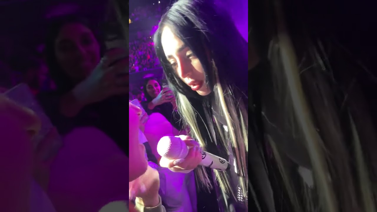 SOPRENDENTE: ¡NICKI NICOLE BESA A FAN EN LA BOCA!