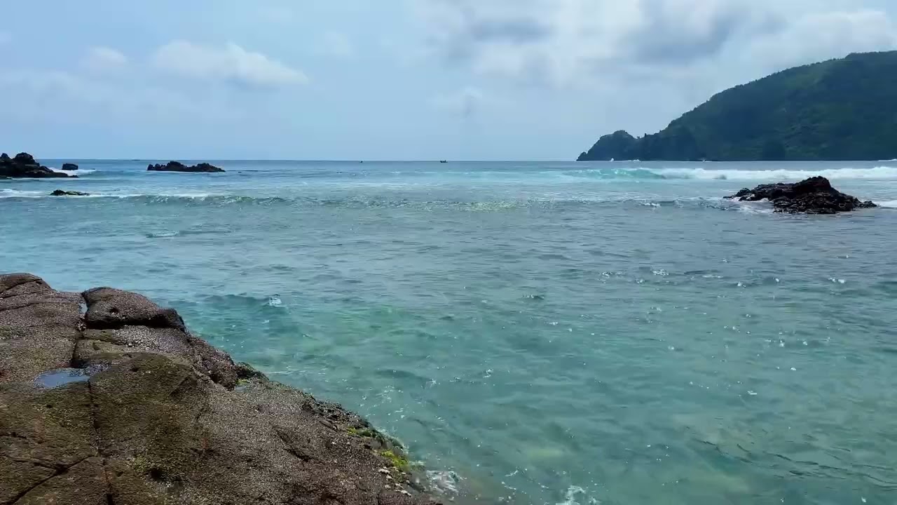 Gentle Ocean Flow for Stress-Free and Relaxed Moments