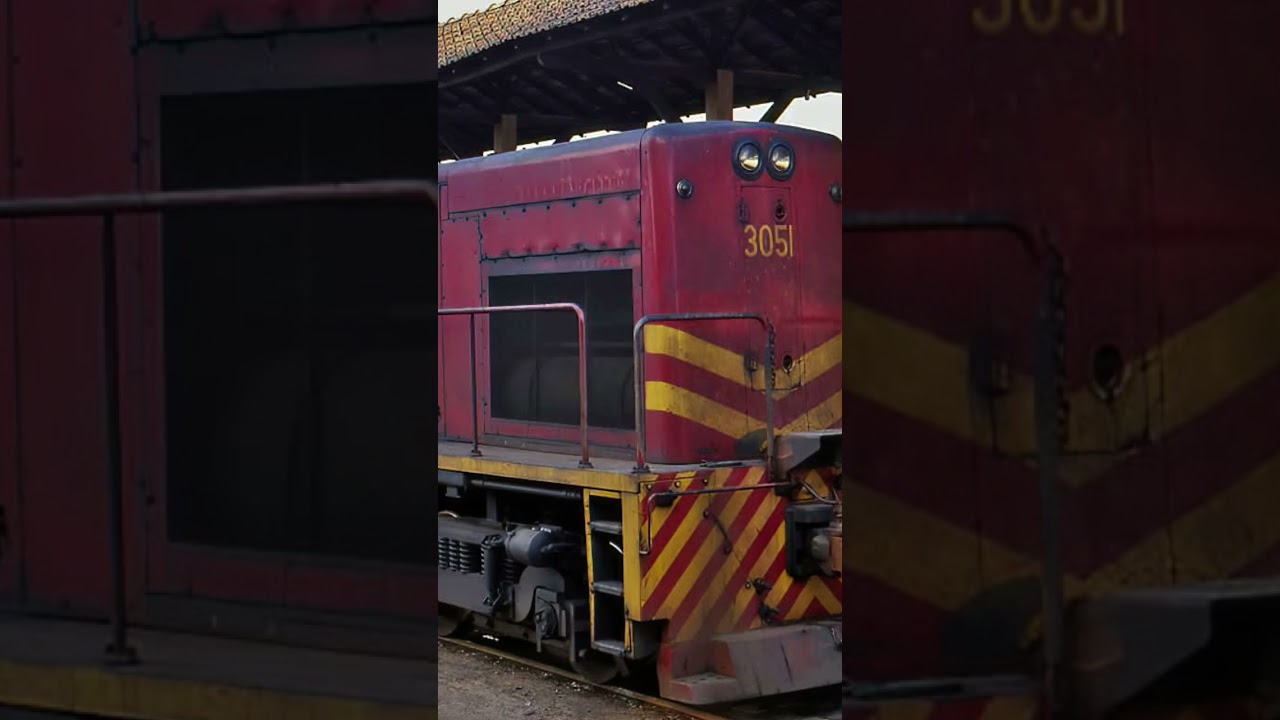 Locomotiva GE U6B Rede Ferrovi&aacute;ria  3051 em Jacare&iacute;-SP na d&eacute;cada de 70.