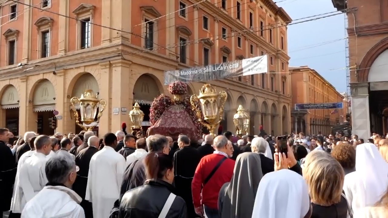 Zuppi: Scende la Madonna. Preghiamo per la pace