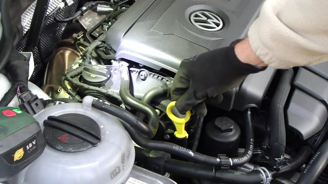 Как проверить и долить масло в бензиновом двигателе VW Golf VII мощностью 220 л.с. объёмом 2 литр...