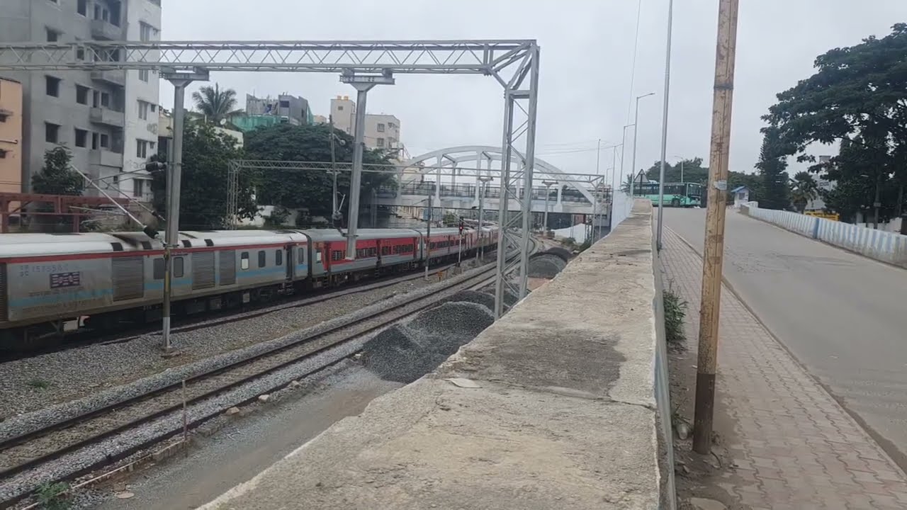 12785 KCG Kacheguda Junction AP ashokapuram JN SF express slowly skips through BNCE east RLY STN