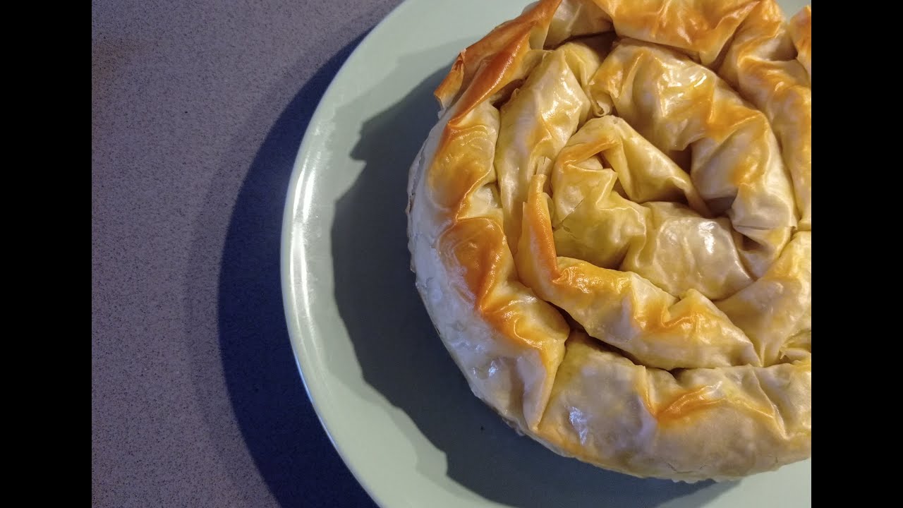 BUREK AGLI SPINACI tipico della cucina turca, rotolo di pasta fillo ripiena