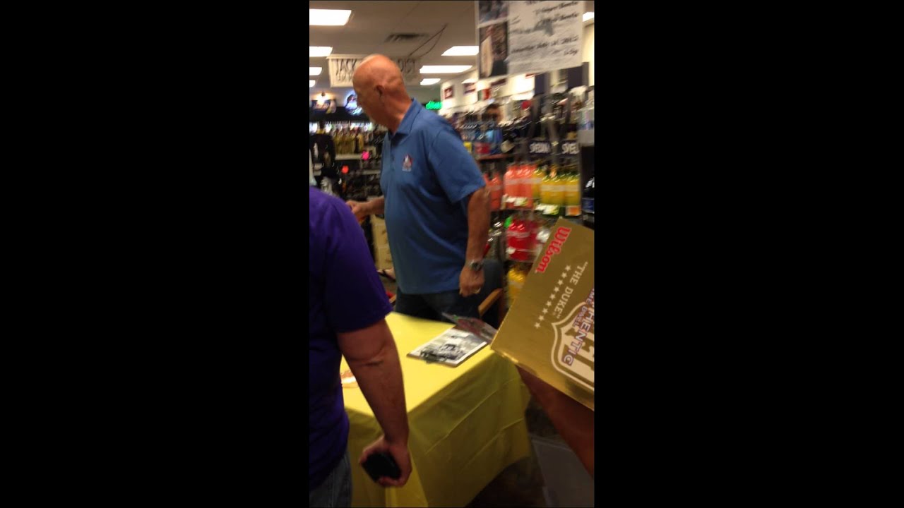 Paul Krause arrives to the signing! 