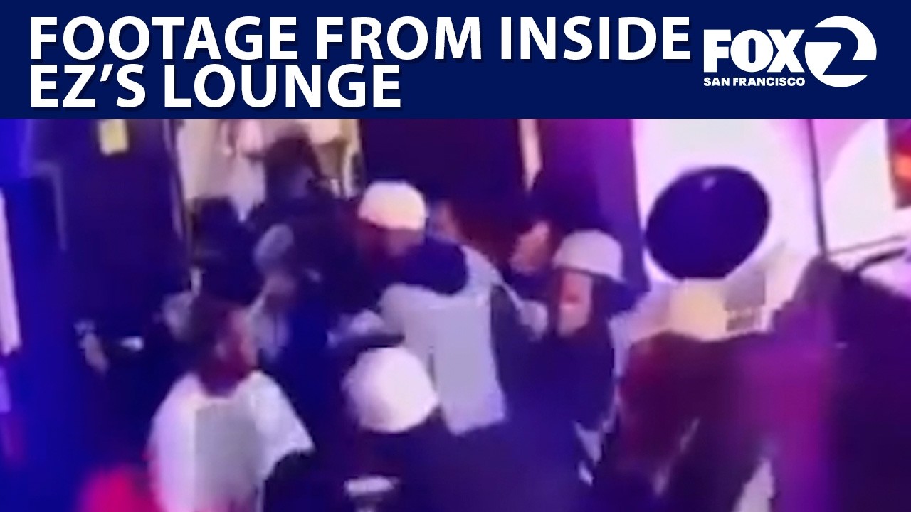 В момент, когда в баре EZ’s Lounge в Окленде раздались выстрелы, внутри него раздались выстрелы.