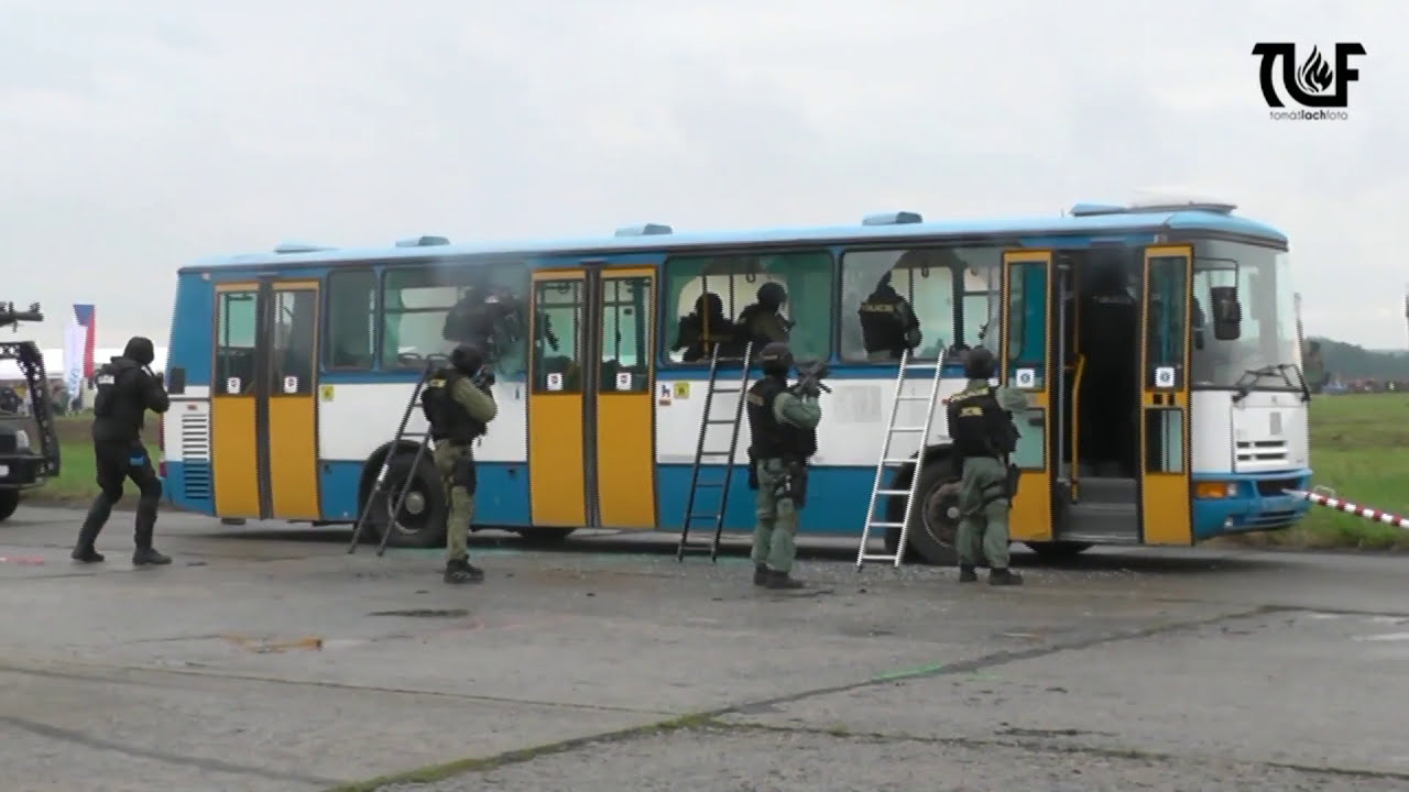 Полицейское вмешательство против похитителей и освобождение заложников из автобуса