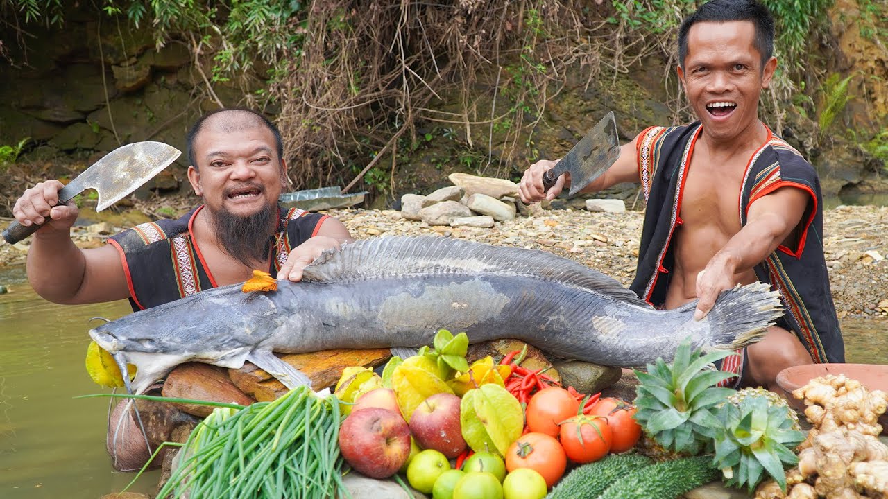 Cooking Giant Fish - Dwarfs Cooking Giant Catfish in the Wild - Dwarf Food