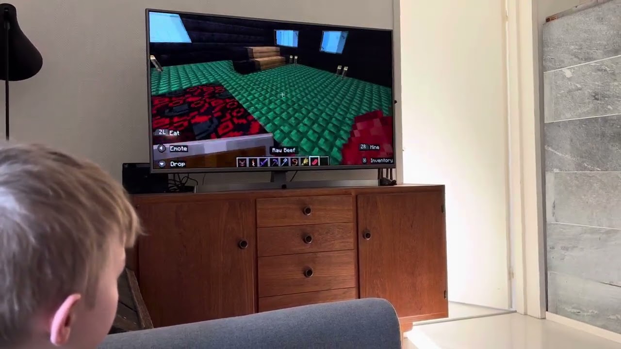 6-vuotias pelaa Minecraftia, esittelyssä isin rakentama talo