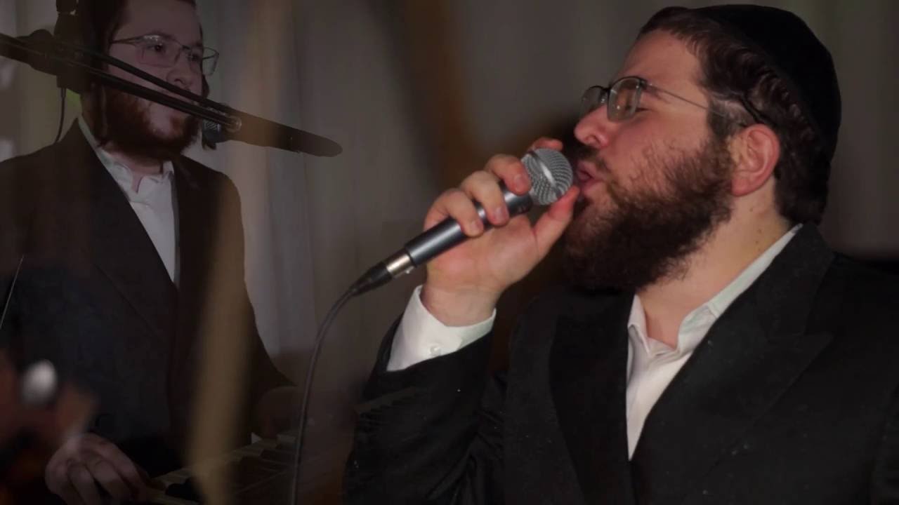 אחים בערקא שרים בעת ההוא  Avrumy and Shea Berko singing ''Boeis'' accompanying musical performances