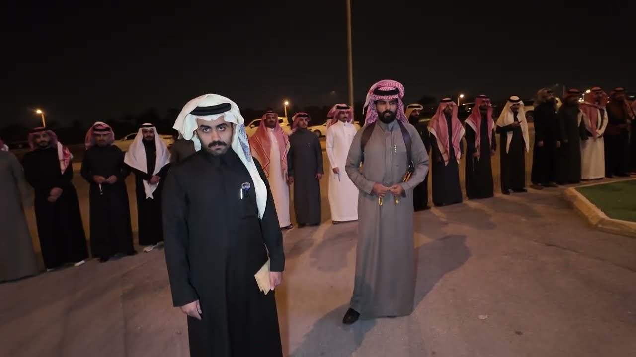 لحظة دخول زملاء العريس عيد بن غالب بن ضويحي القحطاني في قصر الدبلوماسي بالرياض