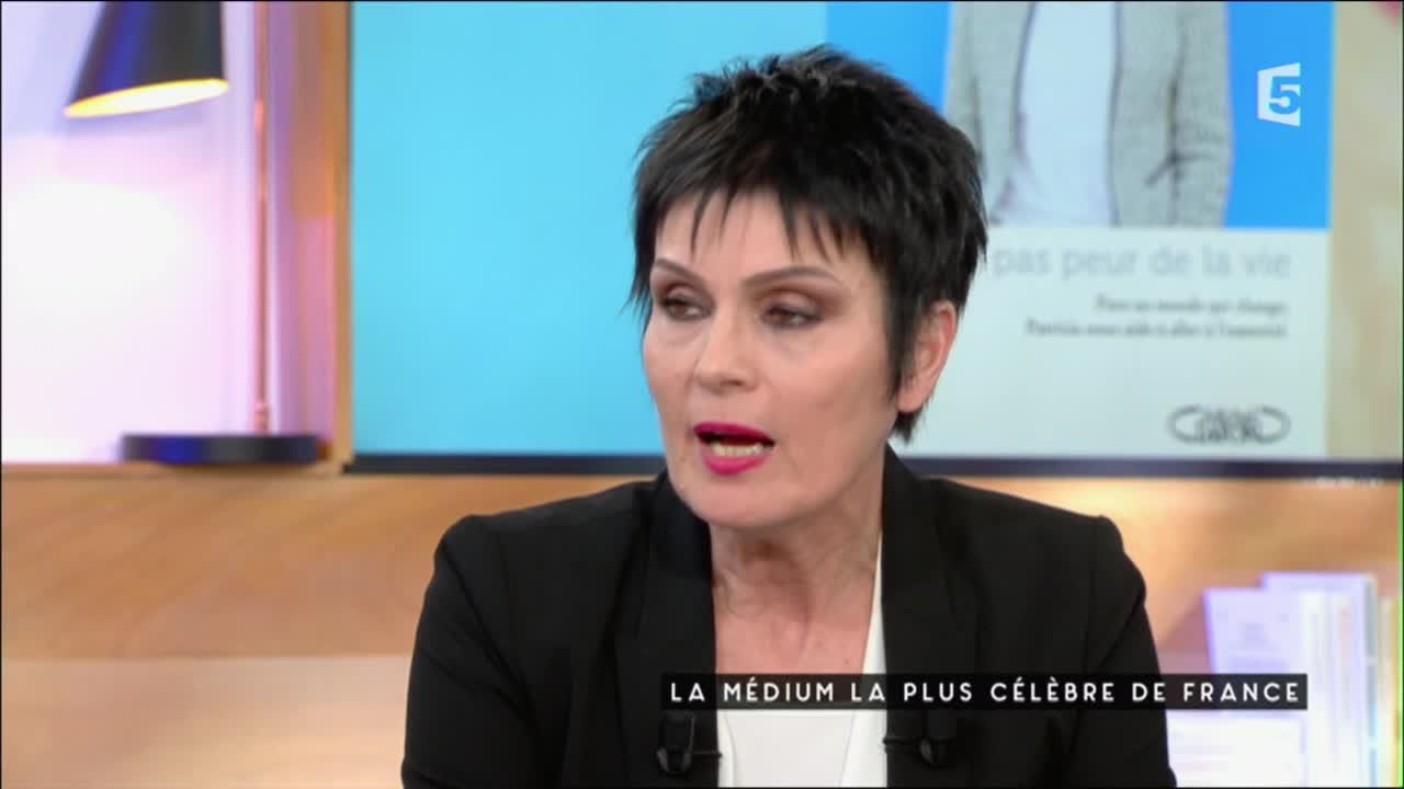 La médium la plus célèbre de France - C à Vous - 27/04/2016