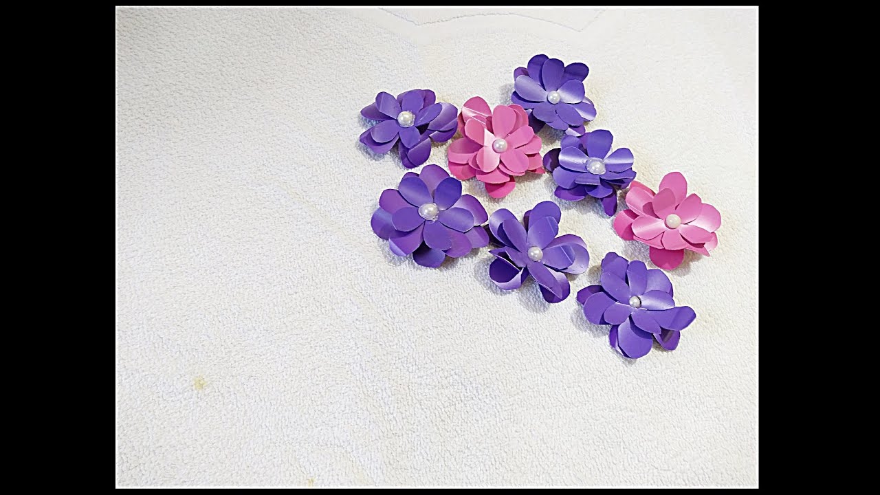 Flores com embalagens de shampoo
